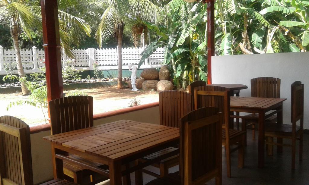 Hotel Flamingo アヌラーダプラ エクステリア 写真